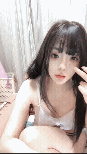 多多爱吃 – 性感尤物 酥胸诱惑 丝袜美腿 [3P + 4V／3.75GB]