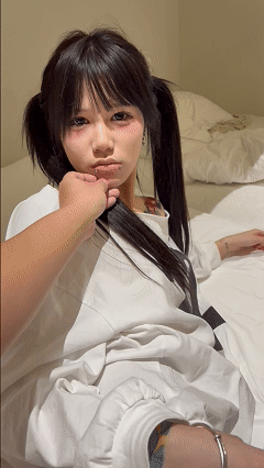 [Secret cracked]顶级泄密 – 群战精神小妹 迭罗汉花式乱交场面 [16P + 12V／1.0GB]
