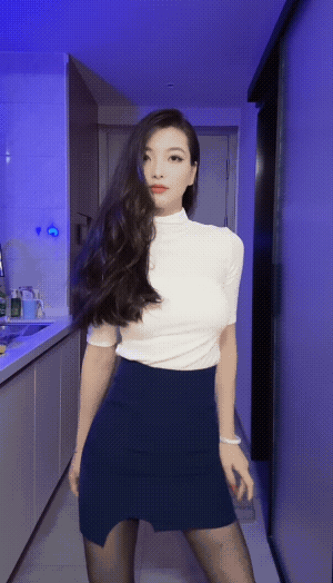 原档泄密 – 颜值很不错的轻熟御姐 日常在某音装出一副高高在上的样子 背地里竟是一个被金主无套内射 [5P + 22V／2.49GB]